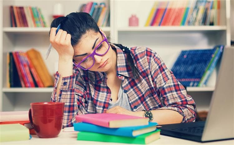 teen_studying_library-books
