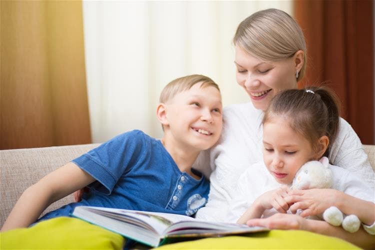 unsized_elementary_girl-boy-and-mom_caucasian_reading
